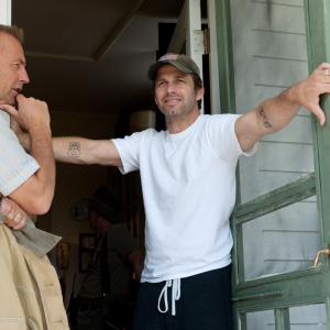 Kevin Costner and Zack Snyder in Zmogus is plieno (2013)