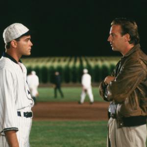 Still of Kevin Costner and Ray Liotta in Field of Dreams (1989)
