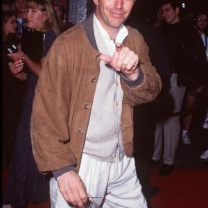Kevin Costner at event of French Kiss (1995)