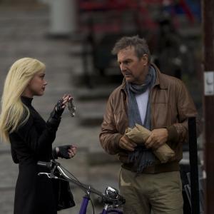 Still of Kevin Costner and Amber Heard in Trys dienos nuzudyti (2014)