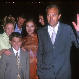 Kevin Costner, Annie Costner, Joe Costner and Lily Costner at event of For Love of the Game (1999)