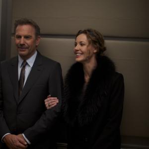 Still of Kevin Costner and Connie Nielsen in Trys dienos nuzudyti (2014)