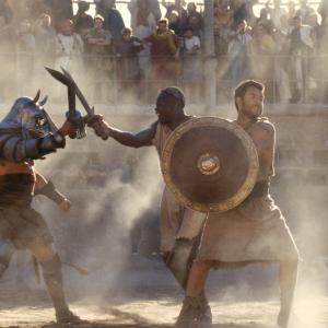 Still of Russell Crowe and Djimon Hounsou in Gladiatorius (2000)