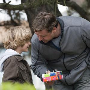 Still of Russell Crowe and Ty Simpkins in Trys itemptos dienos 2010