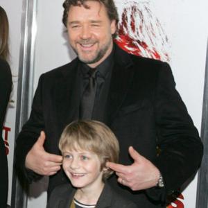 Russell Crowe and Ty Simpkins at event of Trys itemptos dienos (2010)