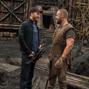 Russell Crowe and Darren Aronofsky in Nojaus laivas 2014
