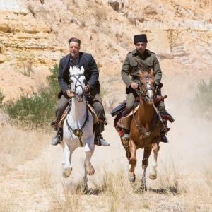 Still of Russell Crowe and Yilmaz Erdogan in Vandens ieskotojas (2014)