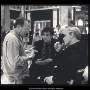 Writer/director Michael Mann discusses a scene with Al Pacino and Russell Crowe