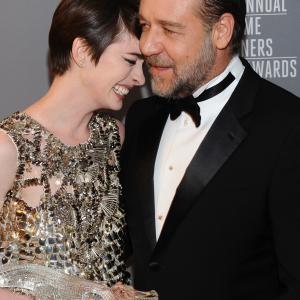 Russell Crowe and Anne Hathaway