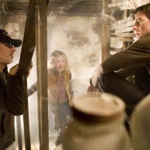 Still of Tom Cruise Steven Spielberg and Dakota Fanning in Pasauliu karas 2005