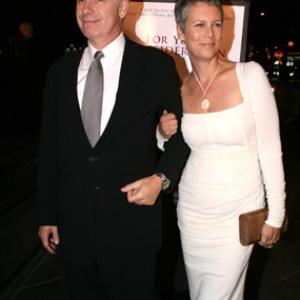 Jamie Lee Curtis and Christopher Guest at event of For Your Consideration (2006)