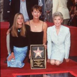 Front, L-R: Daughter Annie, Jamie Lee Curtis, Janet Leigh. Rear: Christopher Guest
