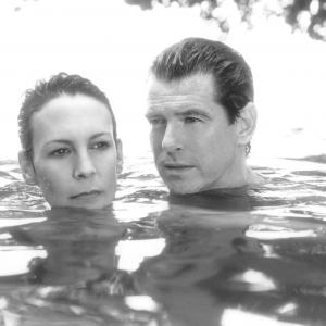 Still of Pierce Brosnan and Jamie Lee Curtis in The Tailor of Panama (2001)