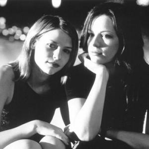 Still of Claire Danes and Kate Beckinsale in Brokedown Palace (1999)