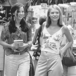 Still of Claire Danes and Kate Beckinsale in Brokedown Palace 1999