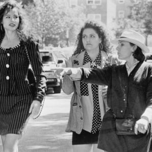 Still of Geena Davis and Aida Turturro in Angie (1994)