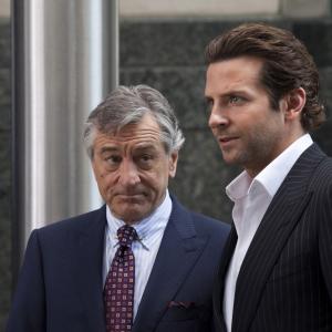 Still of Robert De Niro and Bradley Cooper in Salutinis efektas 2011