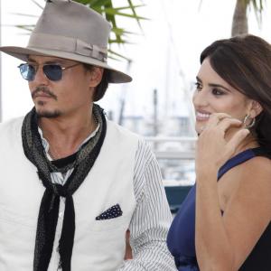 Johnny Depp and Penélope Cruz at event of Karibu piratai: ant keistu bangu (2011)