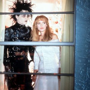 Still of Johnny Depp and Winona Ryder in Edward Scissorhands 1990