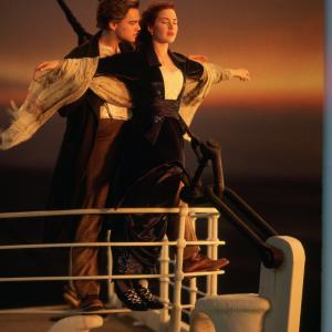 Still of Leonardo DiCaprio and Kate Winslet in Titanikas 1997