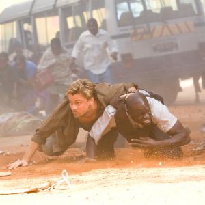 Still of Leonardo DiCaprio and Djimon Hounsou in Kruvinas deimantas 2006