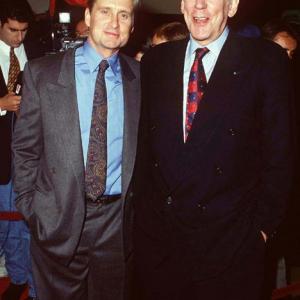 Michael Douglas and Donald Sutherland at event of Demaskavimas 1994