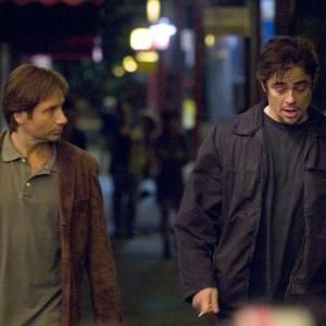 Still of David Duchovny and Benicio Del Toro in Things We Lost in the Fire 2007
