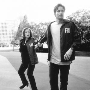 Still of Gillian Anderson and David Duchovny in The X Files (1998)