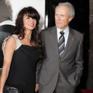 Clint Eastwood and Dina Eastwood at event of Nenugalimas 2009