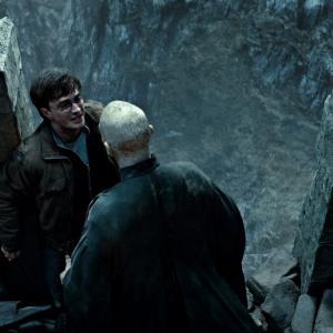 Still of Ralph Fiennes and Daniel Radcliffe in Haris Poteris ir mirties relikvijos. 2 dalis (2011)