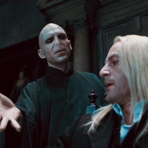 Still of Ralph Fiennes and Jason Isaacs in Haris Poteris ir mirties relikvijos. 1 dalis (2010)