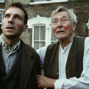 Still of Ralph Fiennes and John Neville in Spider (2002)