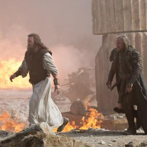 Still of Ralph Fiennes and Liam Neeson in Titanu inirsis (2012)