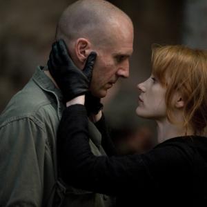 Still of Ralph Fiennes and Jessica Chastain in Koriolanas 2011