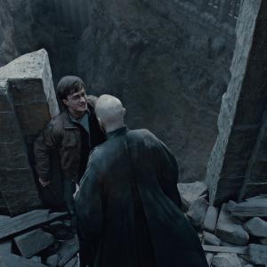 Still of Ralph Fiennes and Daniel Radcliffe in Haris Poteris ir mirties relikvijos 2 dalis 2011
