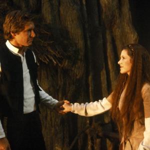Still of Harrison Ford and Carrie Fisher in Zvaigzdziu karai. Dzedajaus sugrizimas (1983)