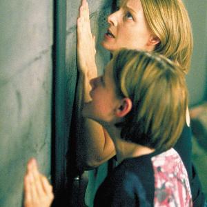 Still of Jodie Foster and Kristen Stewart in Panikos kambarys (2002)