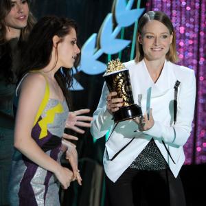 Jodie Foster and Kristen Stewart at event of 2012 MTV Movie Awards (2012)