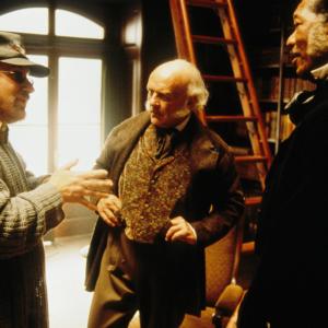 Morgan Freeman Anthony Hopkins and Steven Spielberg in Amistad 1997