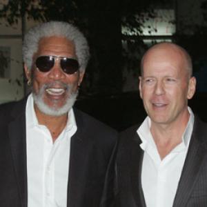 Morgan Freeman and Bruce Willis at event of Rizikinga erzinti diedukus 2010