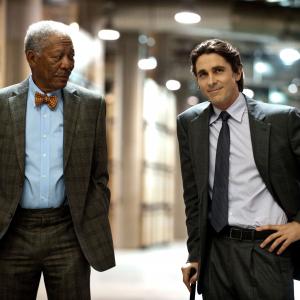 Still of Morgan Freeman and Christian Bale in Tamsos riterio sugrizimas 2012