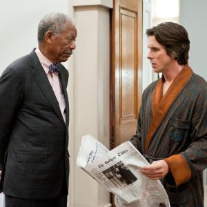 Still of Morgan Freeman and Christian Bale in Tamsos riterio sugrizimas 2012