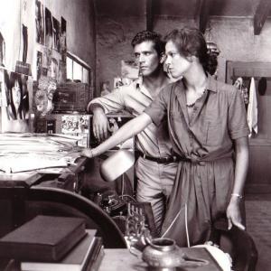 Still of Mel Gibson and Sigourney Weaver in The Year of Living Dangerously 1982