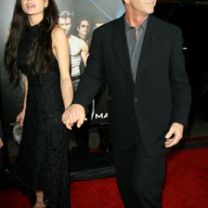Mel Gibson and Oksana Grigorieva at event of Iksmenai: pradzia. Ernis (2009)