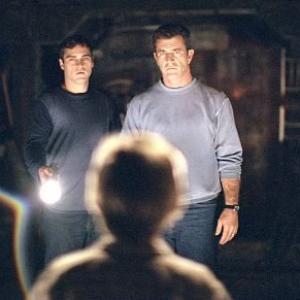 Still of Mel Gibson and Joaquin Phoenix in Signs (2002)
