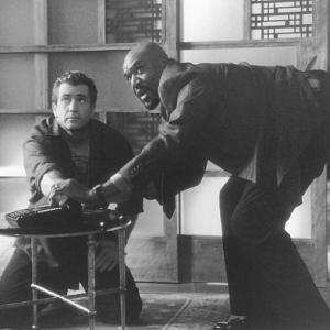 Still of Mel Gibson and Delroy Lindo in Ransom 1996