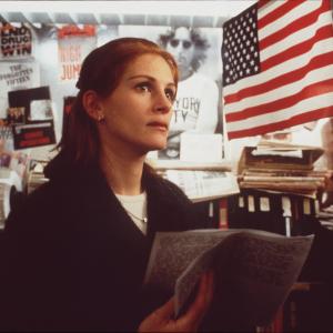 Still of Mel Gibson and Julia Roberts in Conspiracy Theory 1997