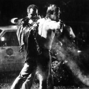 Still of Mel Gibson and Danny Glover in Mirtinas ginklas 1987