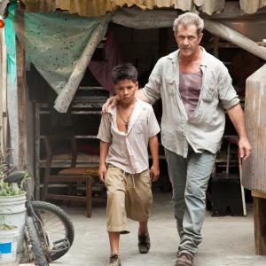 Still of Mel Gibson and Kevin Hernandez in Sumautos atostogos Meksikoje (2012)