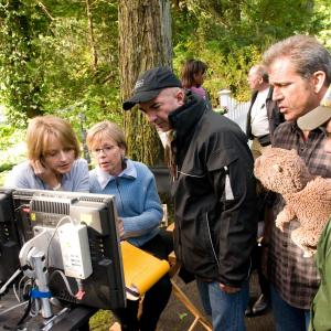 Jodie Foster, Mel Gibson and Hagen Bogdanski in The Beaver (2011)